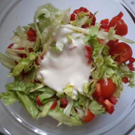 Krok 5 - Sałata lodowa w towarzystwie pomidorków i wędzonej Mozzarelli foto