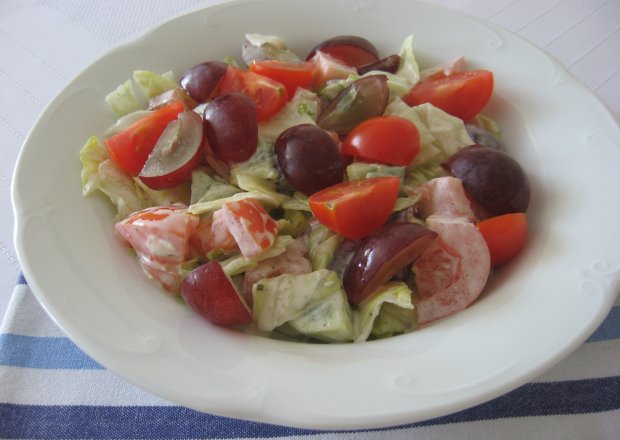 Fotografia przedstawiająca Sałata lodowa, winogron i pomidory