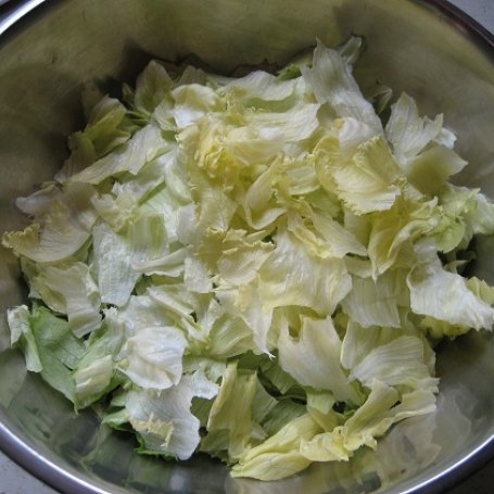 Krok 1 - sałata lodowa z brokułem, jajkiem i sosem pietruszkowym. foto