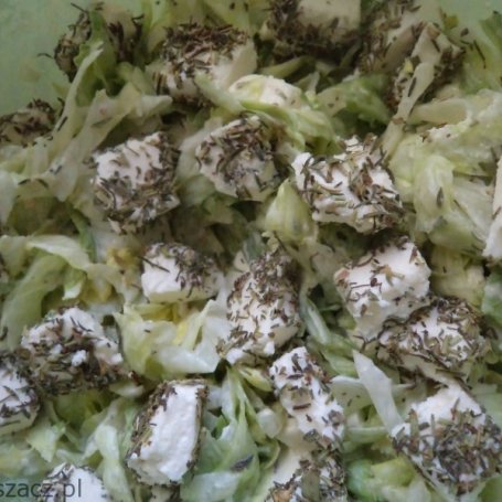 Krok 3 - sałata lodowa z feta i ziołami prowansalskimi foto