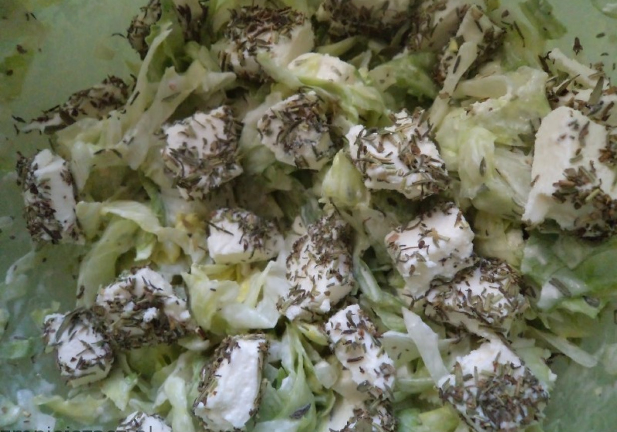 sałata lodowa z feta i ziołami prowansalskimi foto