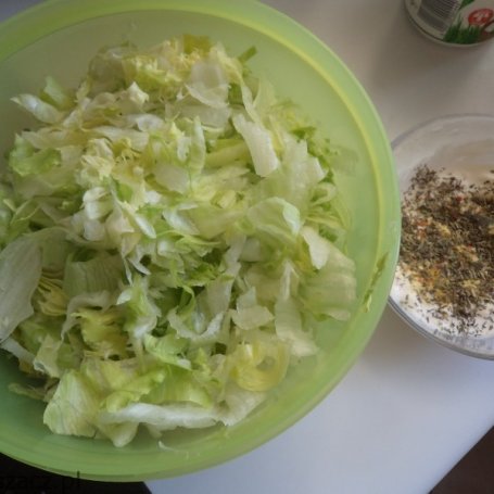 Krok 1 - sałata lodowa z feta i ziołami prowansalskimi foto