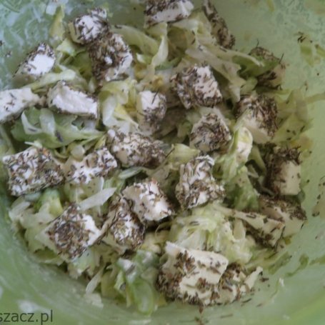 Krok 2 - sałata lodowa z feta i ziołami prowansalskimi foto