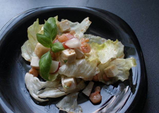 Fotografia przedstawiająca Sałata lodowa z krewetkami i serem feta