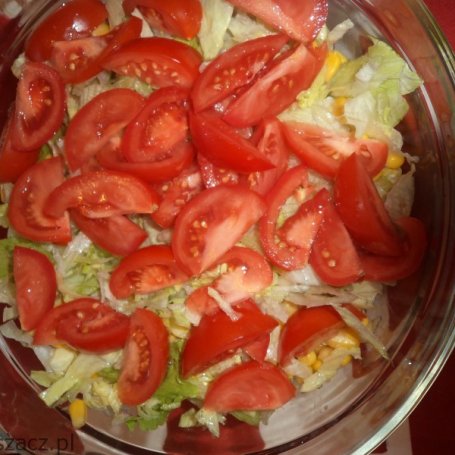 Krok 2 - sałata lodowa z kukurydzą i pomidorami foto