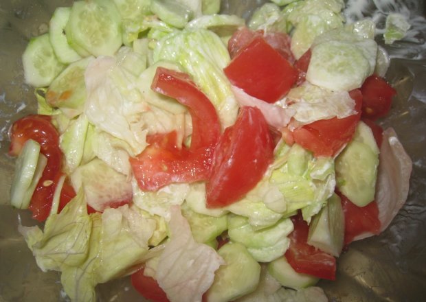 Fotografia przedstawiająca Sałata lodowa z pomidorami
