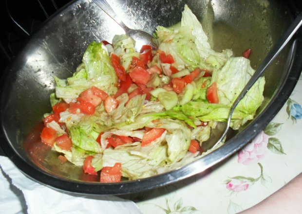 Fotografia przedstawiająca sałata lodowa z pomidorem