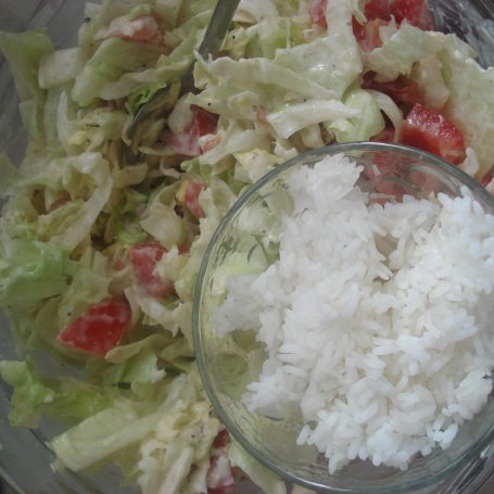 Krok 5 - Sałata lodowa z ryżem i oliwkami foto