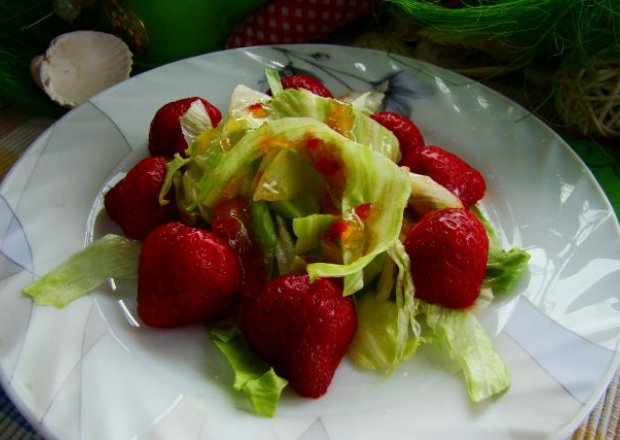 Fotografia przedstawiająca Sałata lodowa z truskawkami w towarzystwie sosu chilli