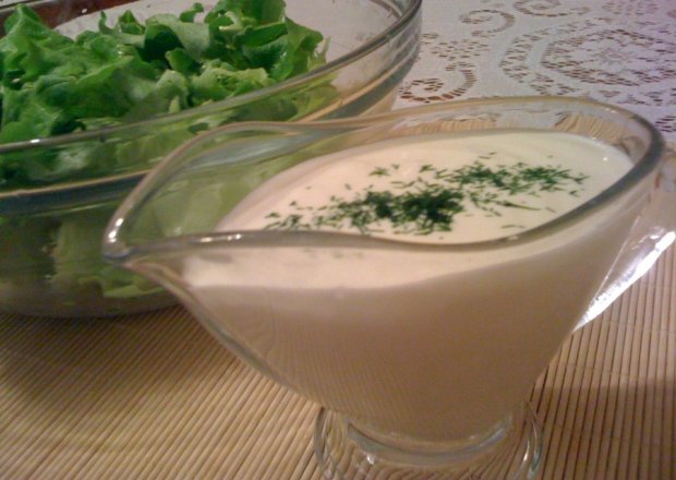 Fotografia przedstawiająca Sałata masłowa w sosem słodko-kwaśnym na jogurcie greckim