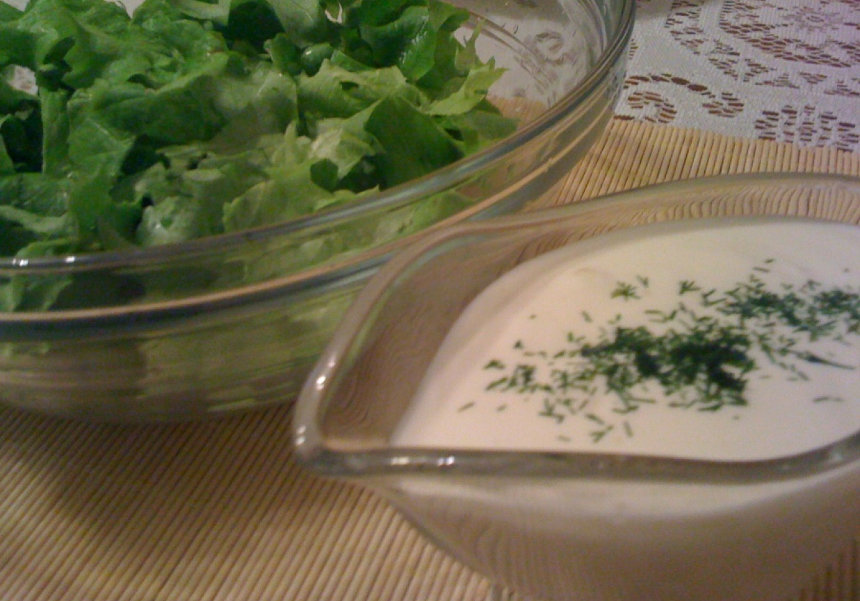 Sałata masłowa w sosem słodko-kwaśnym na jogurcie greckim foto