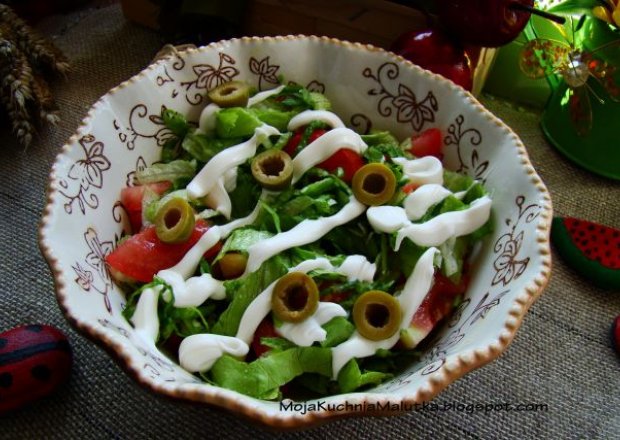 Fotografia przedstawiająca Sałata obiadowa z oliwkami