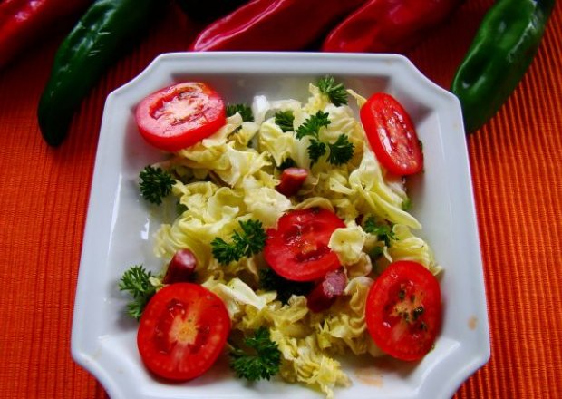 Fotografia przedstawiająca Sałata pomidorowo-kabanosowa