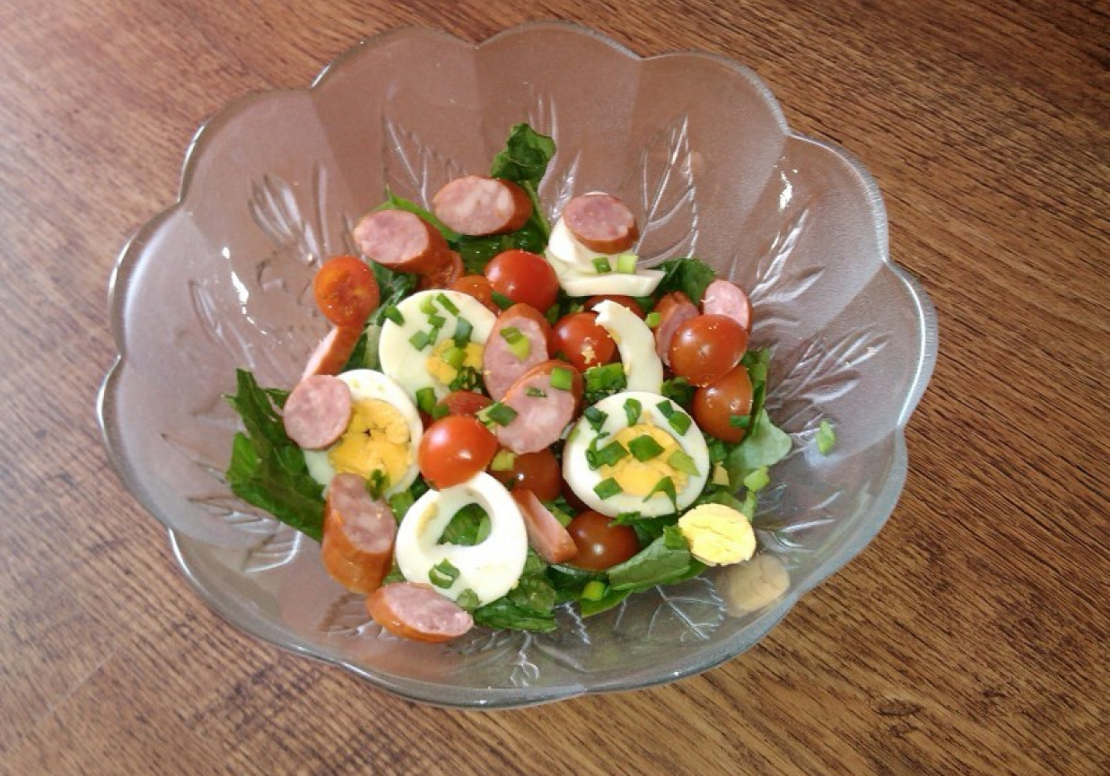 Sałata rzymska z jajkiem, pomidorkami i kiełbaską foto