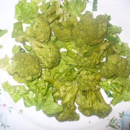 Krok 4 - Sałata z brokułem i jajkiem foto
