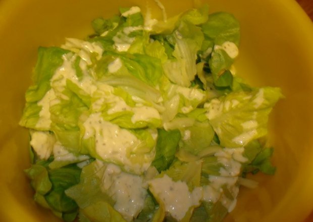 Fotografia przedstawiająca Sałata z cebulą, lubczykiem i sosem czosnkowym
