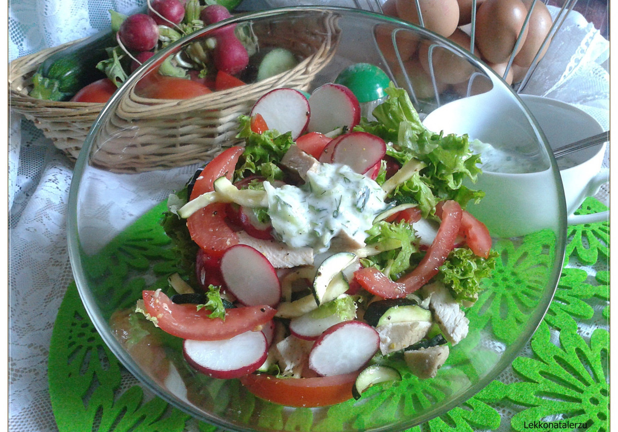 Sałata z gotowanym indykiem i sosem tzatziki foto
