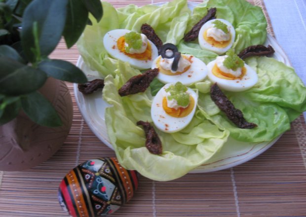 Fotografia przedstawiająca Sałata z jajkami i suszonymi pomidorami