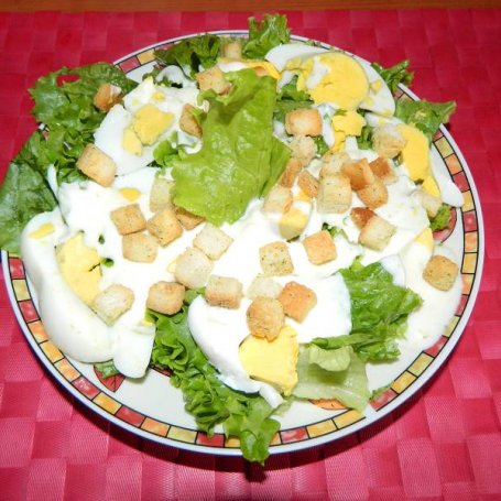 Krok 3 - Sałata z jajkiem i grzankami w sosie jogurtowo-czosnkowym. foto