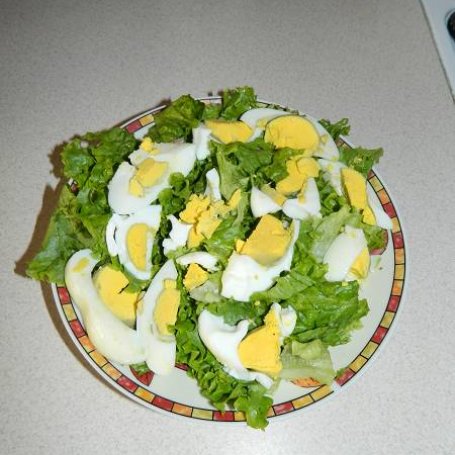 Krok 1 - Sałata z jajkiem i grzankami w sosie jogurtowo-czosnkowym. foto