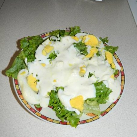 Krok 2 - Sałata z jajkiem i grzankami w sosie jogurtowo-czosnkowym. foto