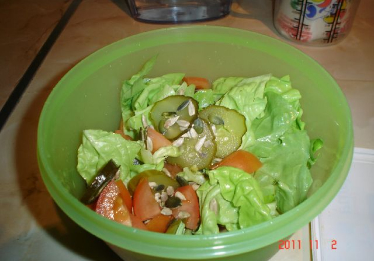 Sałata z kiszonym ogórkiem, pomidorem i słonecznikiem foto