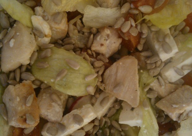Fotografia przedstawiająca sałata z kurczakiem i słonecznikiem