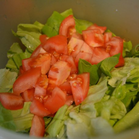 Krok 2 - Sałata z ogórkiem kiszonym i pomidorem foto