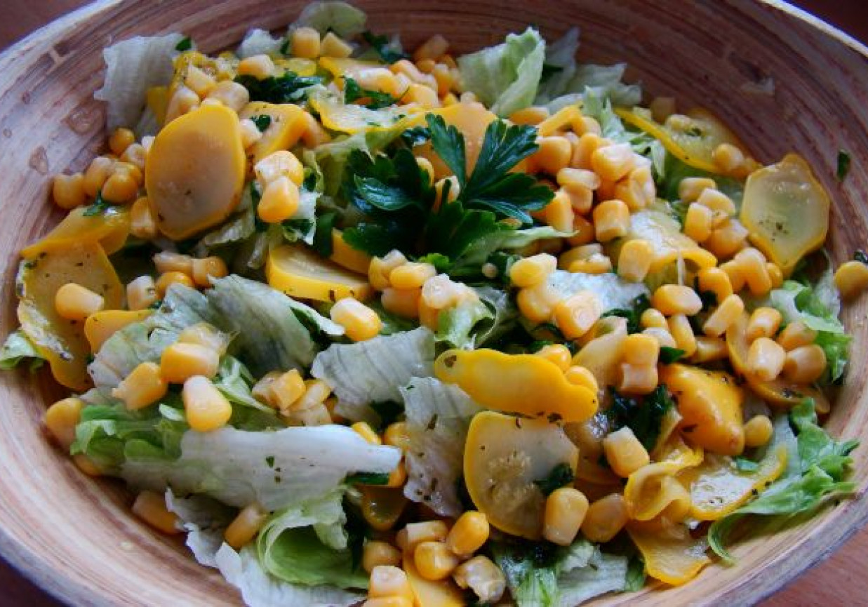 Sałata z patisonem i kukurydza foto