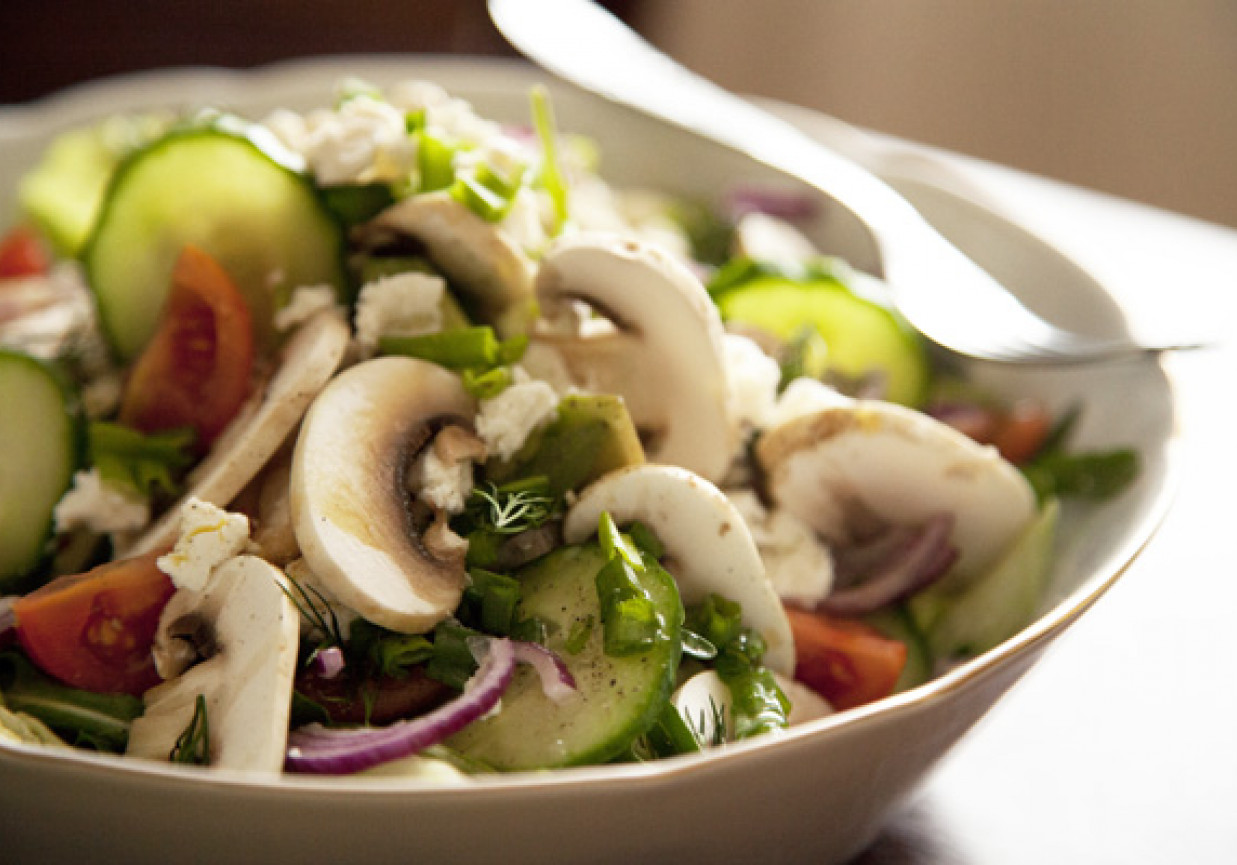 Sałata z pieczarkami i awokado foto