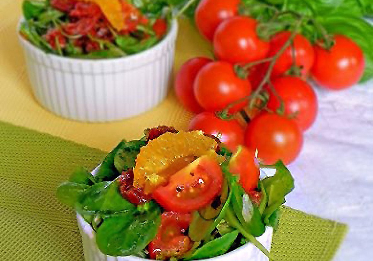 Sałata z pomarańczą i suszonymi pomidorami foto