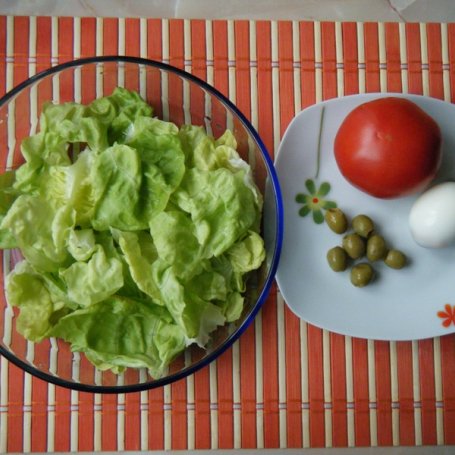 Krok 1 - Sałata z pomidorami i oliwkami foto