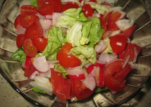 Fotografia przedstawiająca Sałata z pomidorami i selerem naciowym