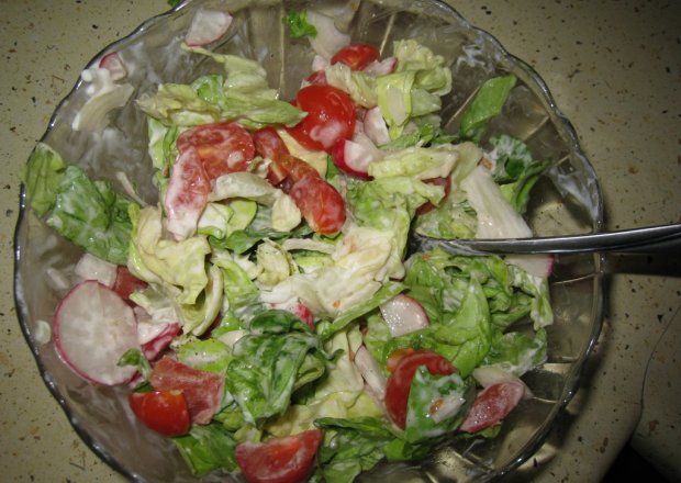 Fotografia przedstawiająca sałata z pomidorami i szczypiorkiem