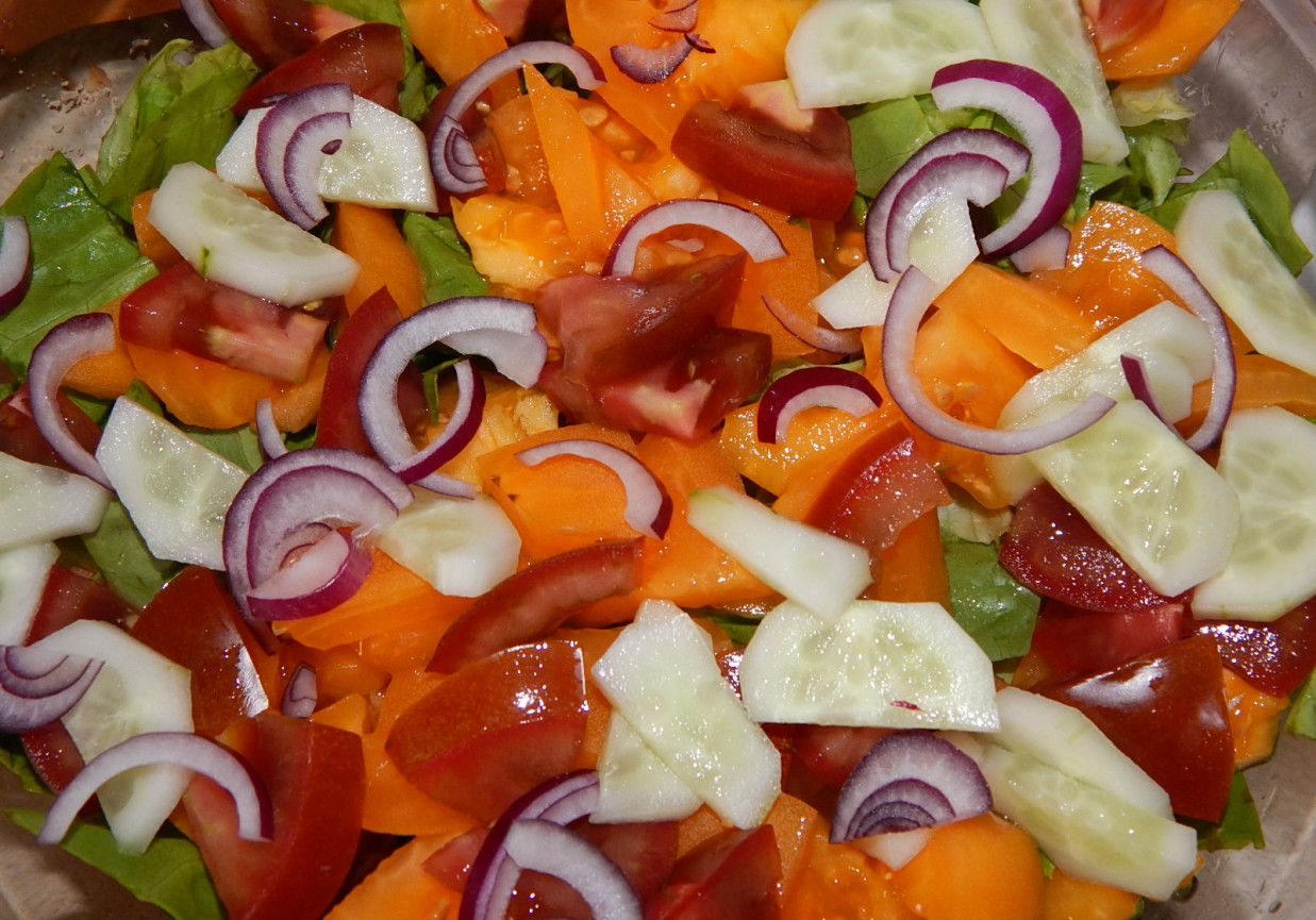 Sałata z pomidorami, ogórkiem i marynowaną dynią foto