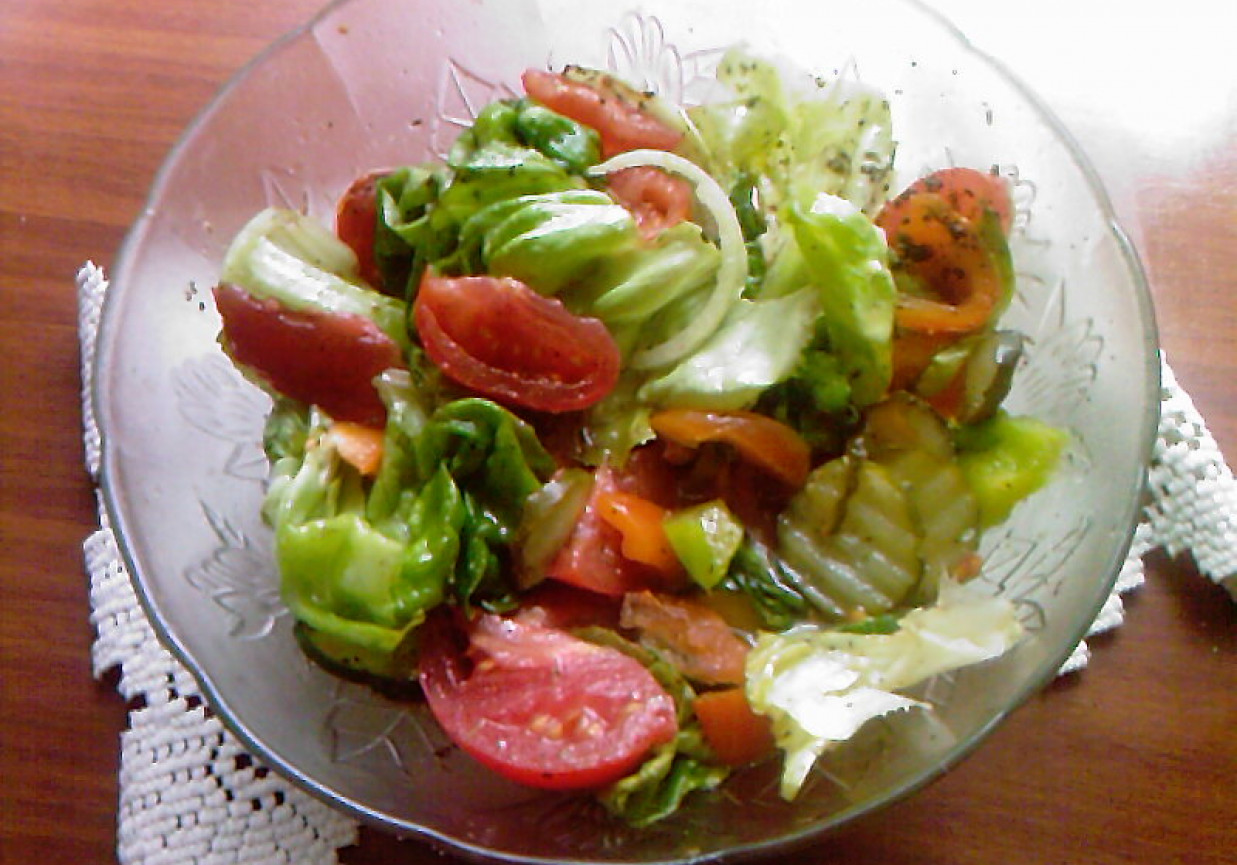 Sałata z pomidorami w winegrecie foto