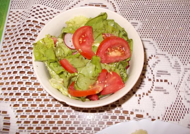 Fotografia przedstawiająca sałata z pomidorami