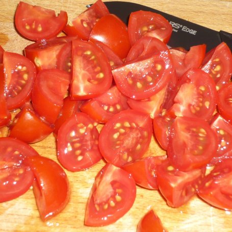 Krok 2 - Sałata z pomidorkami koktajlowymi  foto