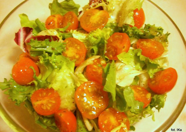 Fotografia przedstawiająca Sałata z pomidorkami