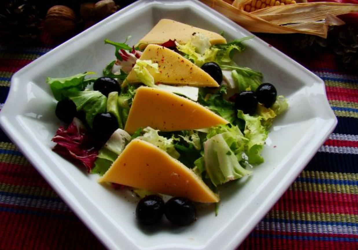 Sałata z serem żółtym i oliwkami foto