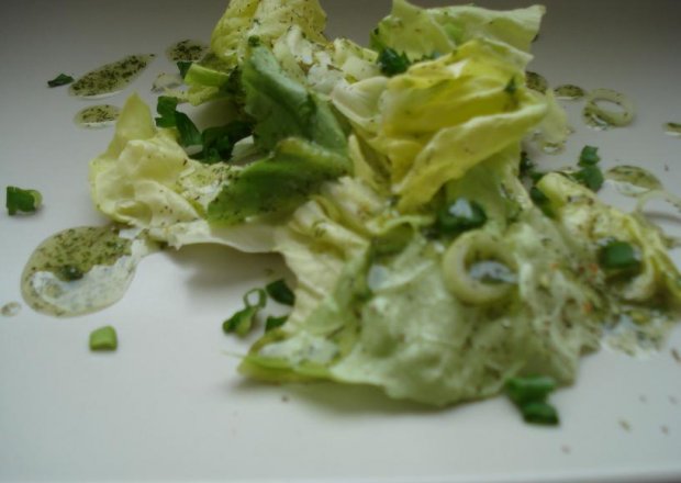 Fotografia przedstawiająca Sałata z sosem cytrynowo- ziołowym