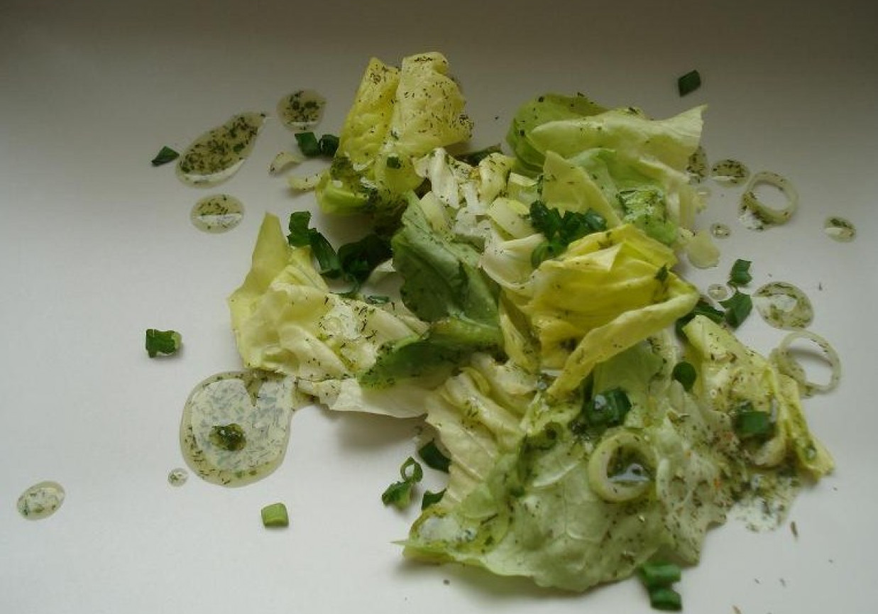 Sałata z sosem cytrynowo- ziołowym foto