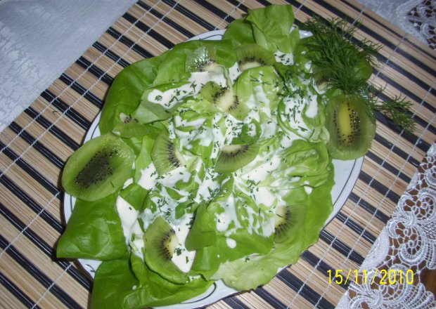 Fotografia przedstawiająca Salata z sosem i kiwi