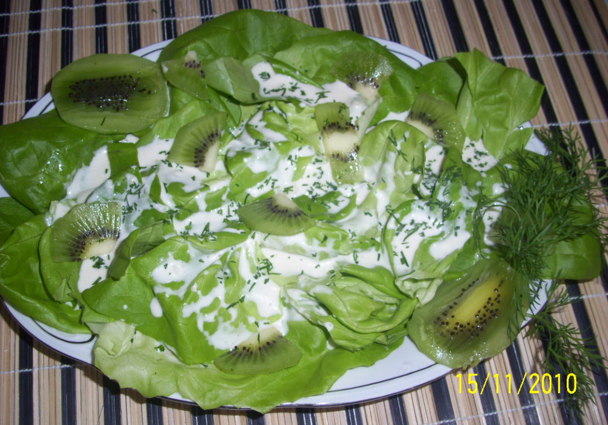 Salata z sosem i kiwi foto