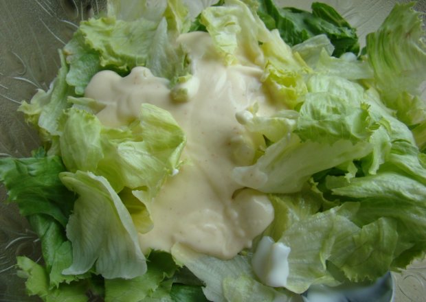 Fotografia przedstawiająca Sałata z sosem jogurtowo - majonezowym