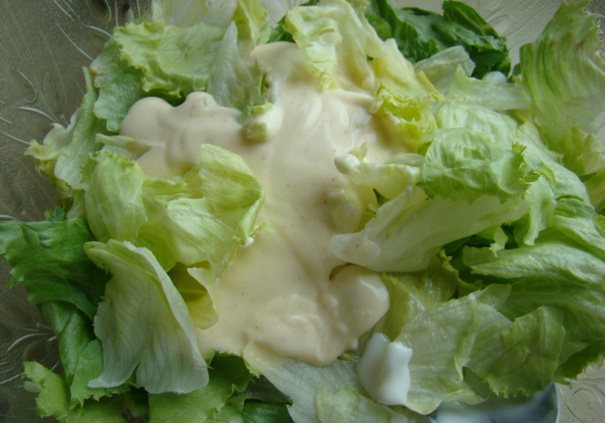 Sałata z sosem jogurtowo - majonezowym foto