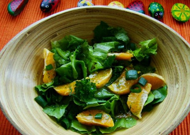 Fotografia przedstawiająca sałata z sosem mandarynkowym