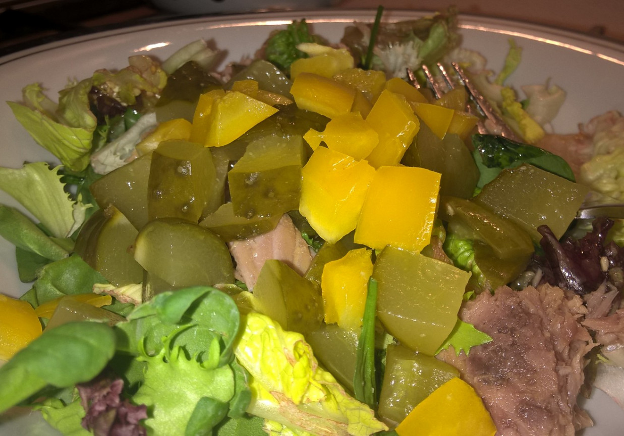 Sałata z tuńczykiem i ogórkiem kisznym z oliwą sezamową foto