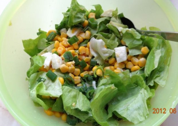 Fotografia przedstawiająca Sałata zielona z kukurydzą i mozzarellą