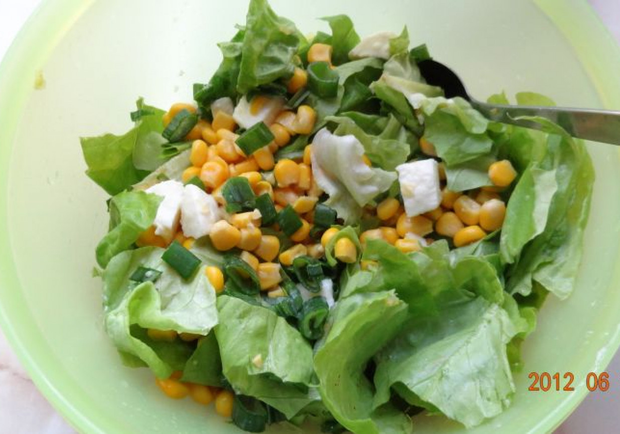Sałata zielona z kukurydzą i mozzarellą foto